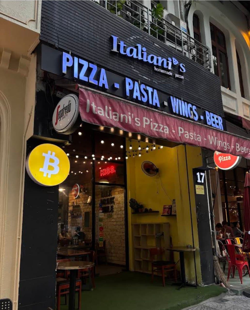 Italiani's Pizza Han Thuyen interior photo