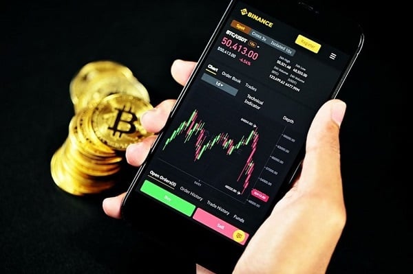 Day trade được thực hiện trong ngày, không giữ lại cổ phiếu hay crypto qua đêm