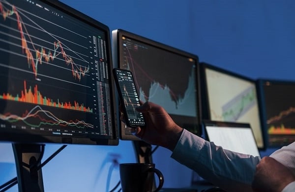 HFT sử dụng các thuật toán phức tạp để phân tích và thực hiện giao dịch trong chưa đầy 1 giây