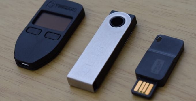 Ví cứng lưu trữ private key, không lưu BTC trực tiếp