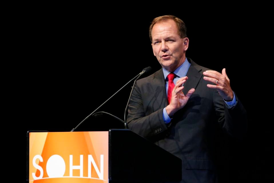 Paul Tudor Jones, người sáng lập và giám đốc đầu tư của Tudor Investment Corporation, phát biểu tại Hội nghị Đầu tư Sohn ở New York, ngày 5 tháng 5 năm 2014. REUTERS / Eduardo Munoz