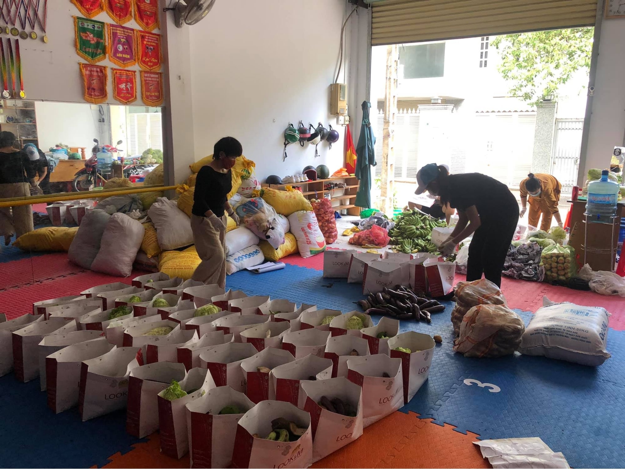 Readying meals with fresh produce - delivering vitamins to the vulnerable to keep their immune systems in shape - Source: Facebook Page - HomeVN