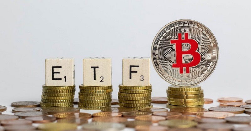 ETF Bitcoin là một quỹ đầu tư bám sát theo giá Bitcoin. Chúng được hiểu giống như một loại cổ phiếu BTC trên sàn chứng khoán