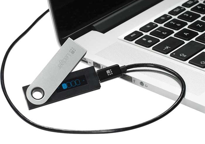 Ví lạnh Ledger nano S phải kết nối qua cổng USB
