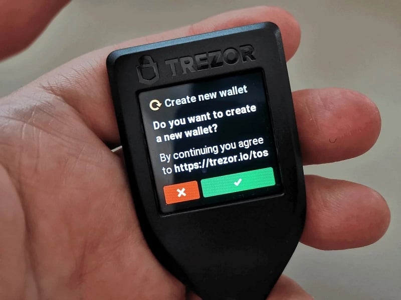 Văn bản và màu sắc trên Trezor Model T rất sắc nét