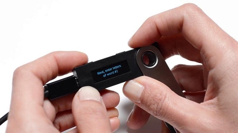 Việc thiết lập và sử dụng Ledger Nano S khá đơn giản