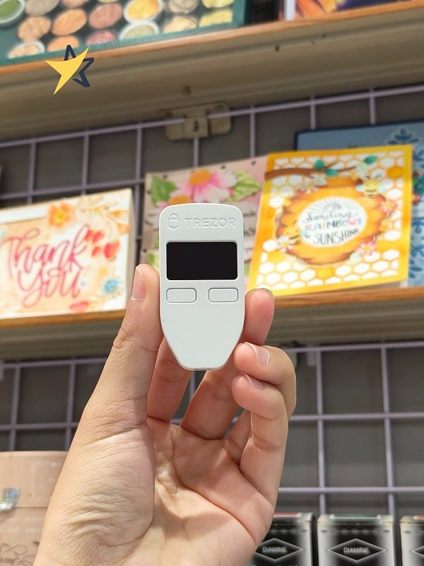 Ưu tiên sử dụng ví cứng uy tín để bảo mật khóa riêng