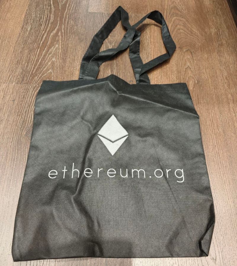 Đây là chiếc túi Ethereum duy nhất chúng tôi còn giữ. Chiếc túi này được phát tại Canadian Bitcoin Expo 2014, khi Vitalik (nhà sáng lập Ethereum) và nhóm của anh ấy đi khắp nơi gom Bitcoin để gây quỹ cho dự án Ethereum.