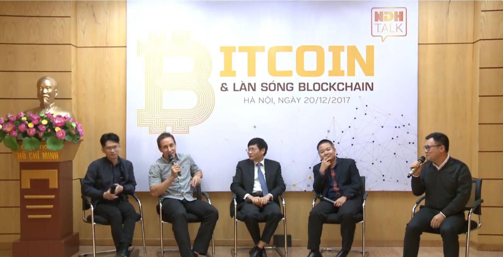 2017년 말, 하노이 증권거래소에서 비트코인, 핀테크 및 자본시장 분야의 선도자 회의가 개최되었습니다.