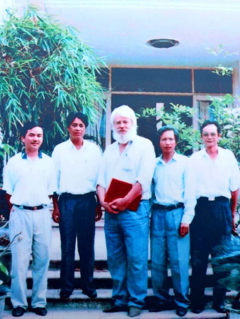 Kazimierz “Kazik” Kwiatkowski (centre), the Polish architect who devoted his weekends to documenting Hoi An’s old town without pay - helping lay the groundwork for its preservation and eventual UNESCO recognition - Source