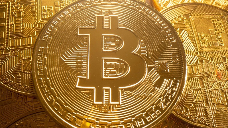 Chỉ sau 1 năm, Bitcoin đã ngang giá với USD