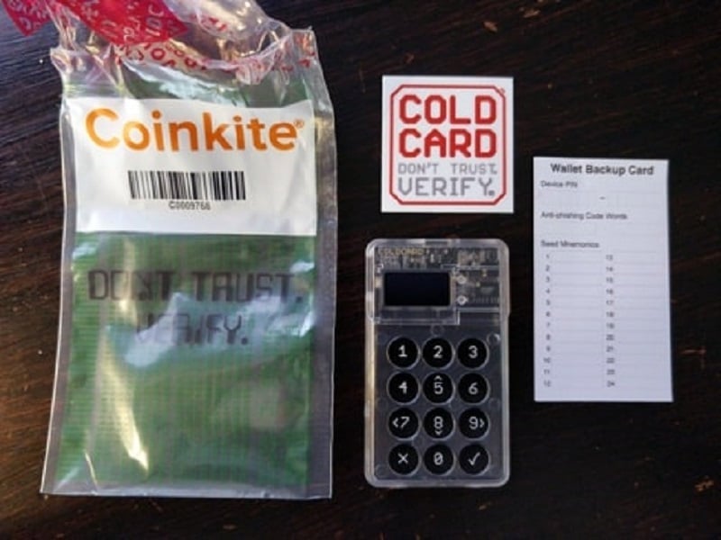 Trọn bộ sản phẩm ví cứng Coldcard MK3 khi "đập hộp"