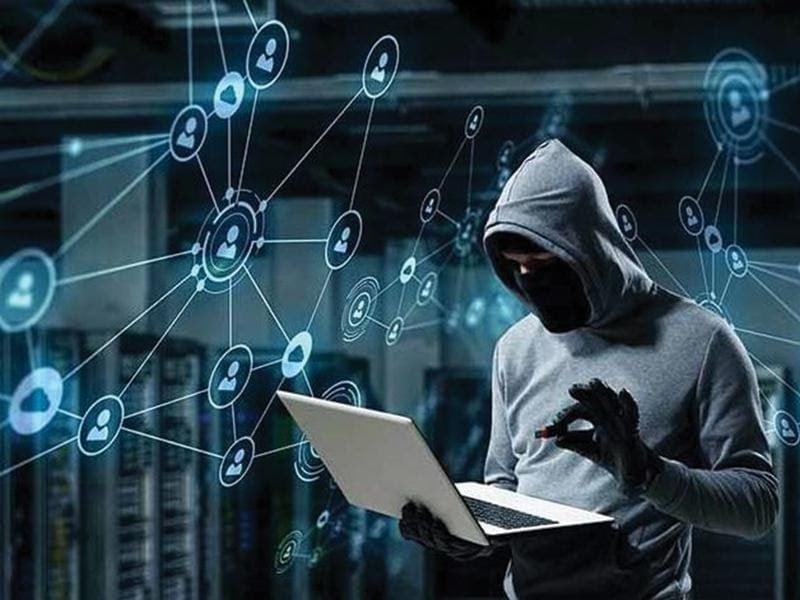 Hacker có thể chiếm đoạt dữ liệu trong máy tính của bạn bằng cách cài cắm các mã độc