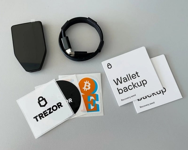 Items in the genuine Trezor Safe 5 box