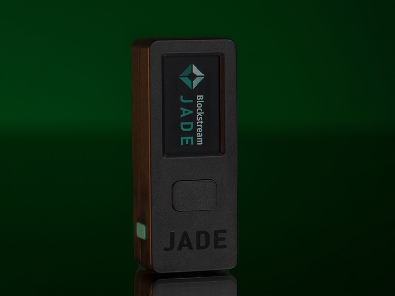 Kiểm tra số seri, bao bì và tem chống giả để chắc chắn rằng ví Jade của bạn chính hãng
