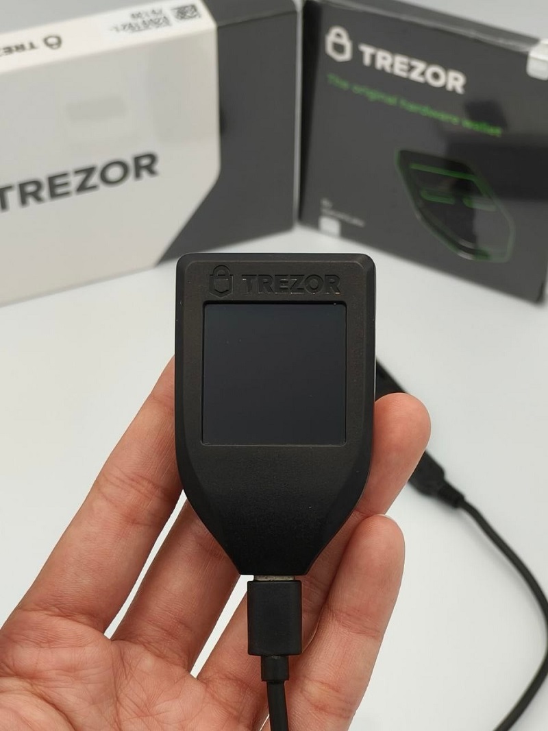 Ledger 和Trezor 硬件钱包对比：该买哪一款？ - BitcoinVN Shop