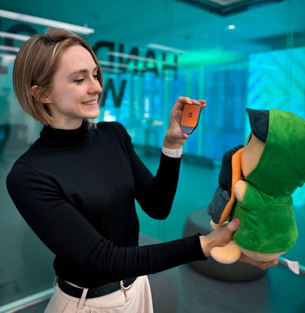 Chị Lina Seiche - còn gọi là Mama Hodler - tại sự kiện ra mắt Trezor 7 ở Praha